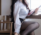 白衬衫和黑色短裙丝袜是一对经典的搭配，简单又优雅，让你看起来利落